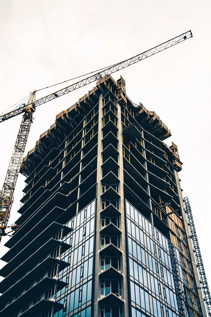 edificio con grua